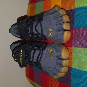 Five Finger Shoes 17m6604V-TRAIN GOLD'S GYM EDITION Men's Size 9-9.5